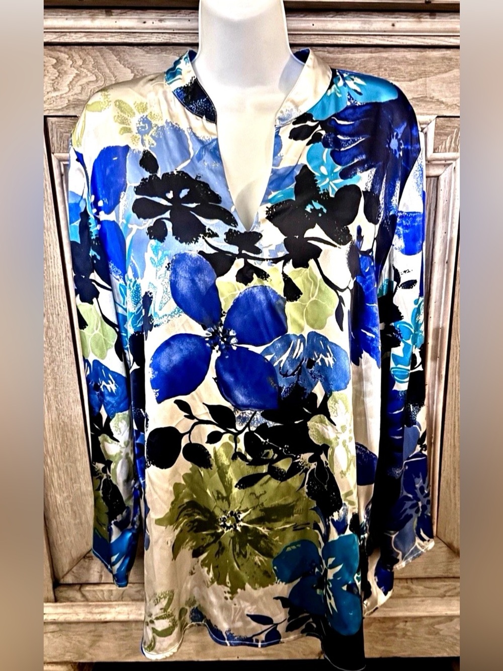 💙CHICO’S💙 SATIN ABSTRACT FLORAL SPLIT NECK LONG SLEEVE SIDE SLIT BLOUSE